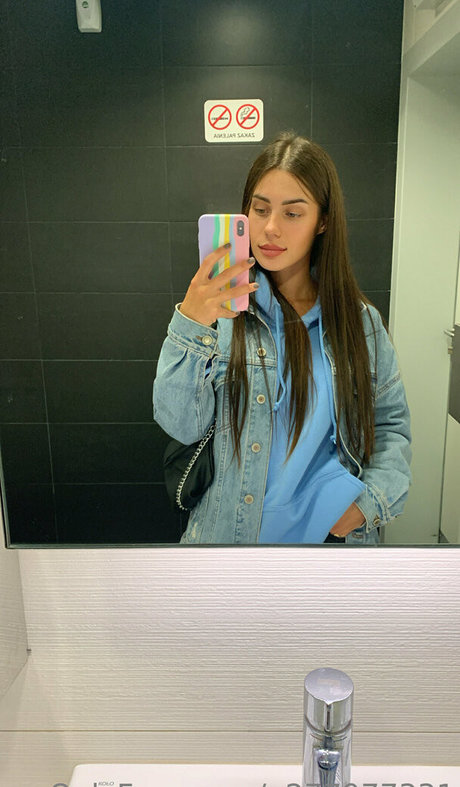 Nicoletta top hot model picture