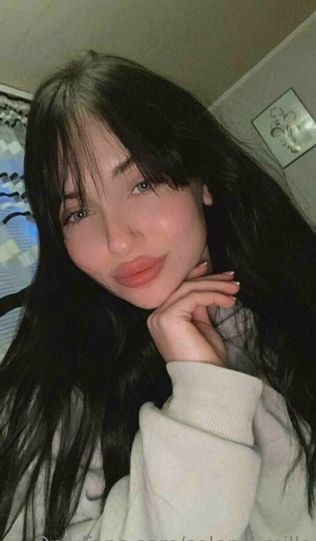 selena mills pretty model pic