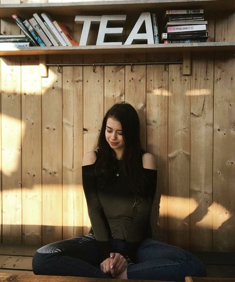 Amber Midthunder model hot picture