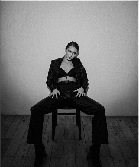 allwene free model naked picture