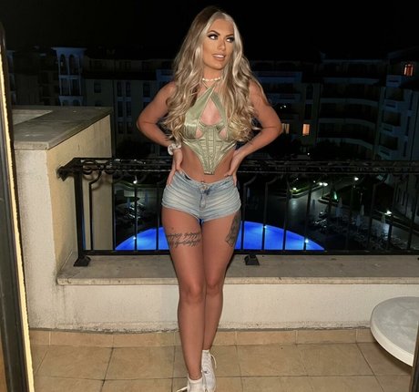 Xavia Brooke model top img