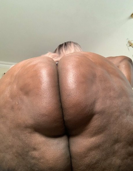 giant onlyfans exclusive images
