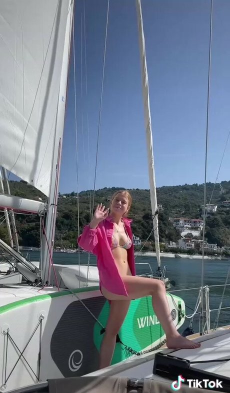 Allylucyfrancis model beautiful image