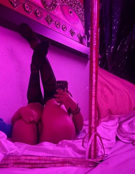 Slythye erotic model picture