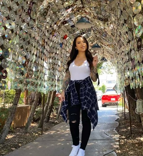 meghanelle model free images