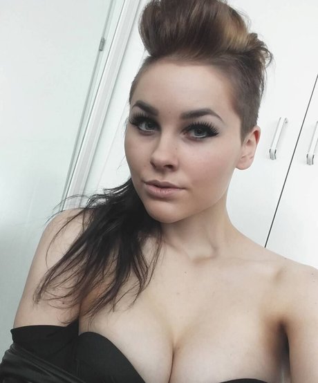 VMissyB model nude pics