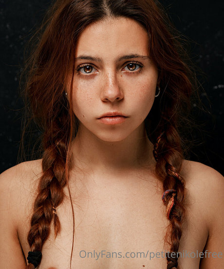 petitenikolefree hot actress pic