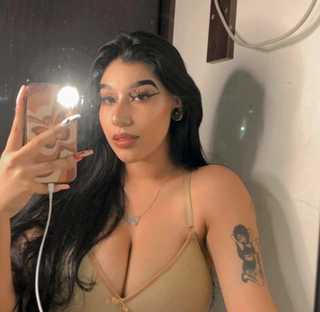 Fernanda V hot model pics