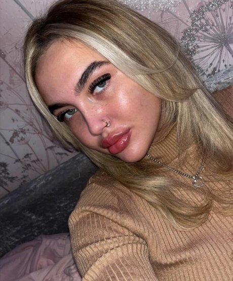 Caoimheeee hot model image