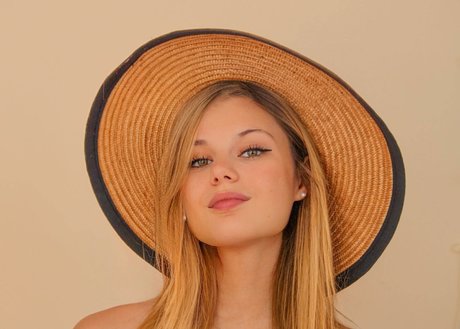 Nolwenn Dis erotic star picture