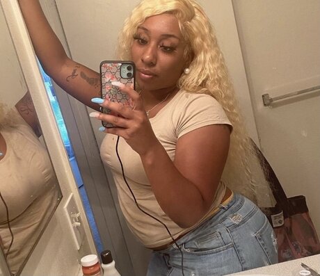 Sexy caramel nude star img