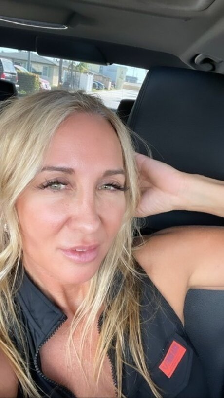 Anisia G model hot pics