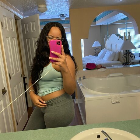 prettyBooty_ art model pics