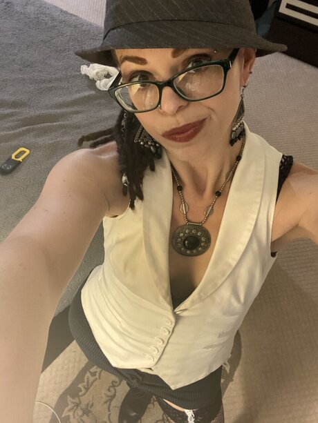 Kiera Uxmal sexy actress pics