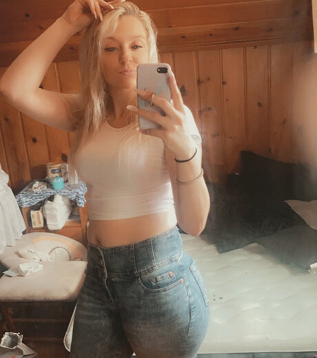 BooskiBaby beautiful model img