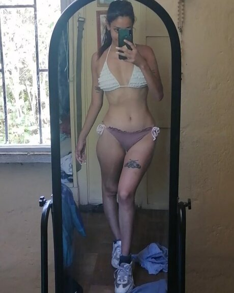 Mahy nude model photos