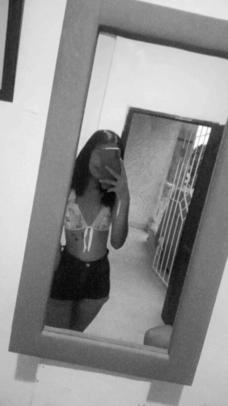 Yiniris pornstar nude picture