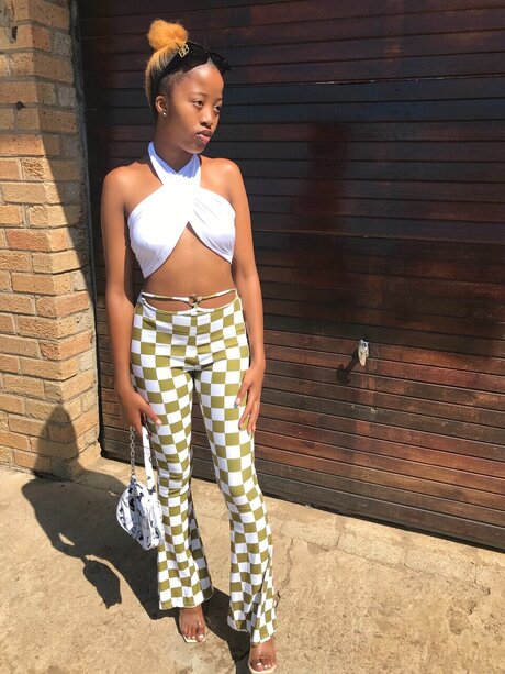 Tragga Yellowest naked star pics