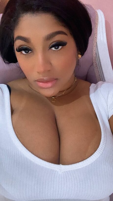 Jenifer Johana xxx model picture