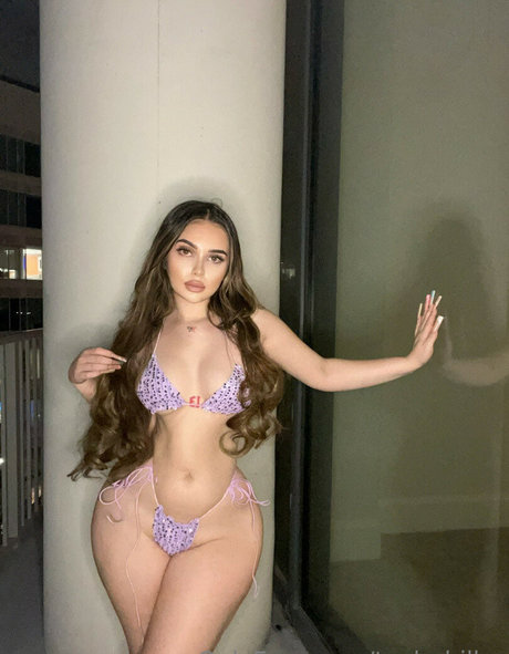 Tayler Hills model adult img