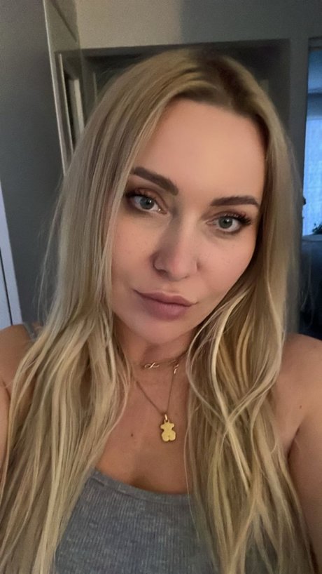 Annaka star naked pic