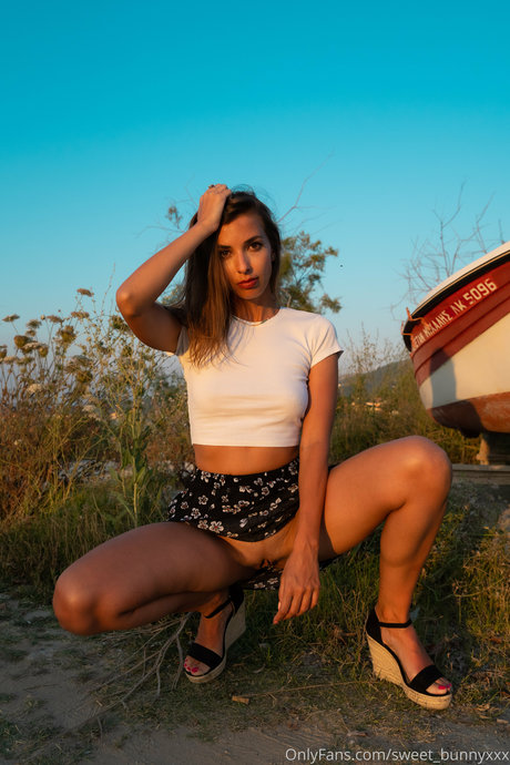 SWEET BUNNY naked model galleries