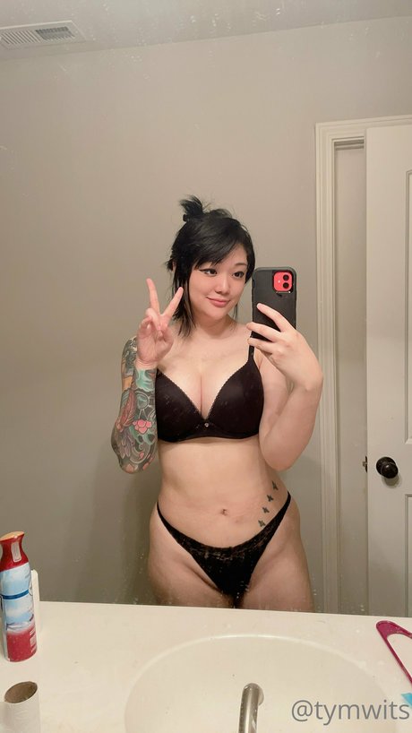 Tymwits naked model image