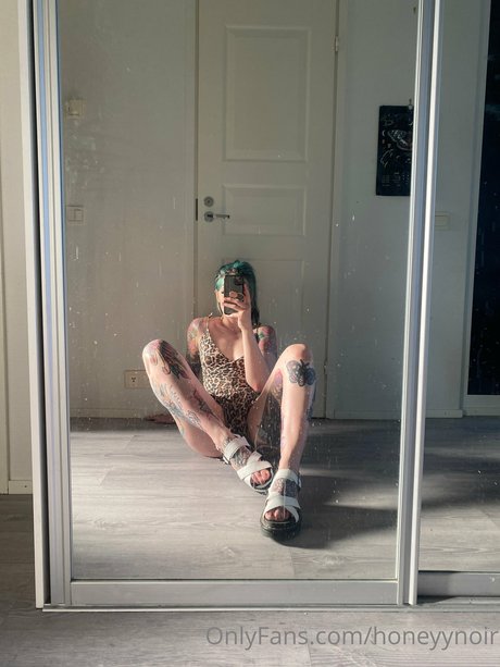 Honeyy Noir hd pornstar image