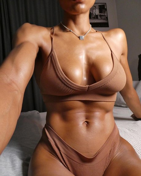 Frankiiy nude model pictures