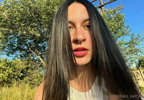 big tits midget onlyfans porn image