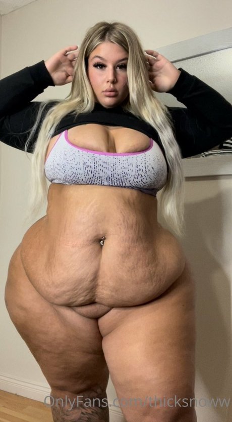 thicksnoww exclusive pornstar image