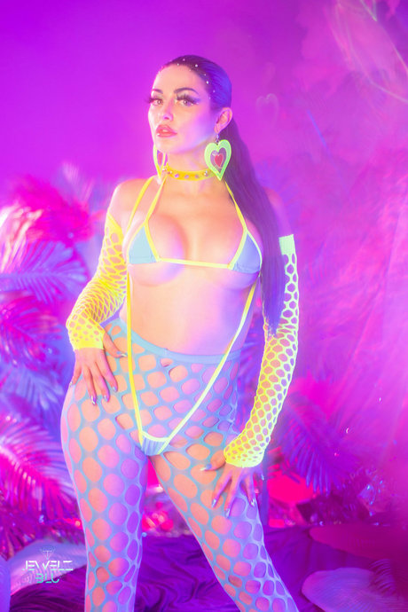 jewelzblu Quick model image