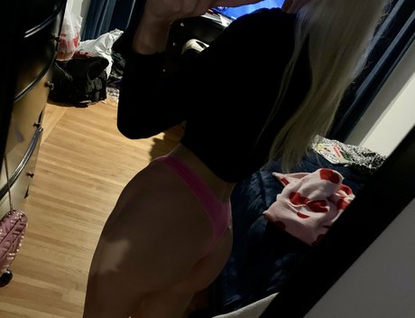 Laroseee model adult pic