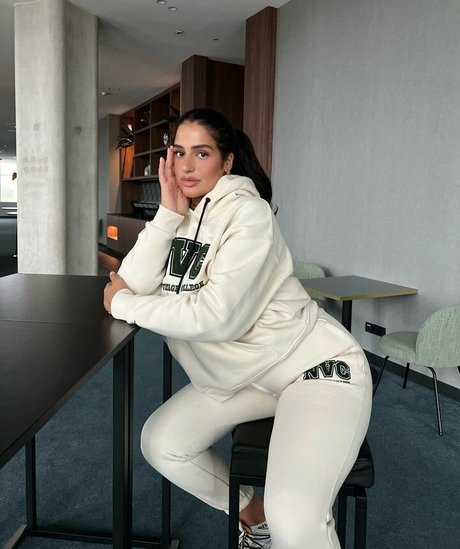 Anna Maria exclusive model pictures