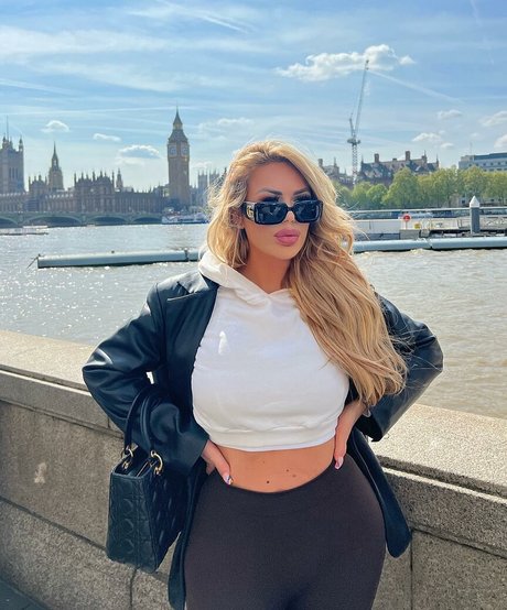 Lisa Amber pretty star img