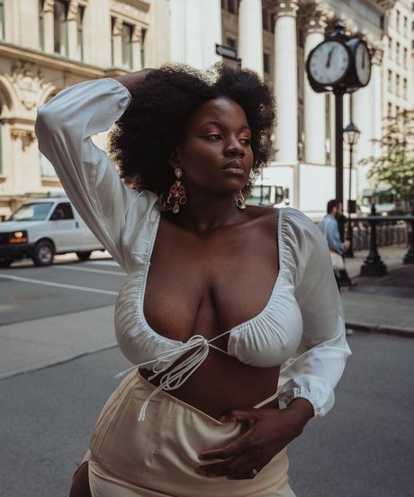 Stylebyambre IG hot star photos