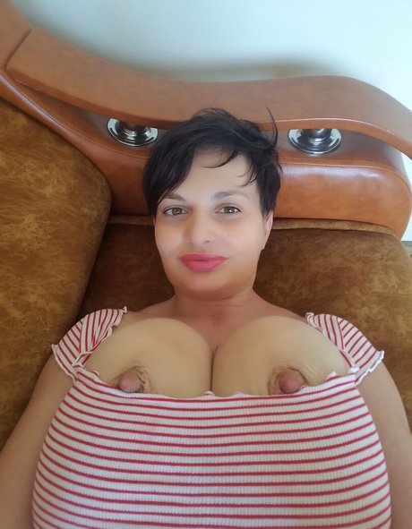 girlwithhugecleavage star art img