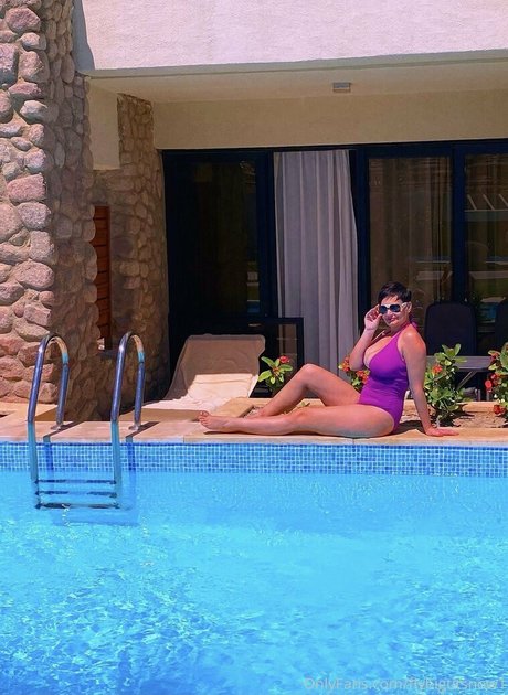 girlwithhugecleavage model nice pics