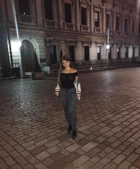 Elizabeth M sexy model pics