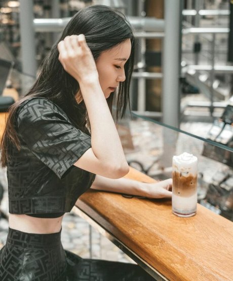 lesbian kissing onlyfans naked image