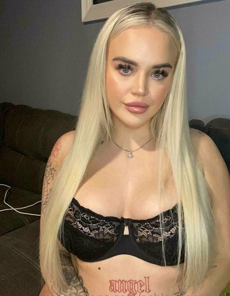 ashleygoeswild pornographic actress picture