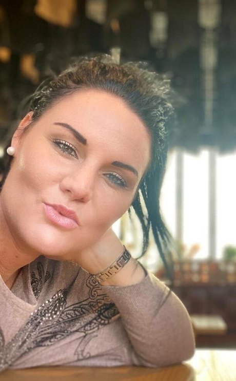 chanelbeexx model erotic photo