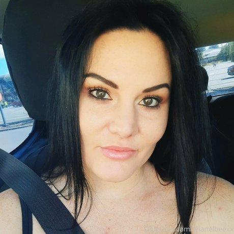 chanelbeexx free model pic