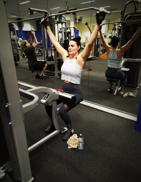 chanelbeexx hot model image