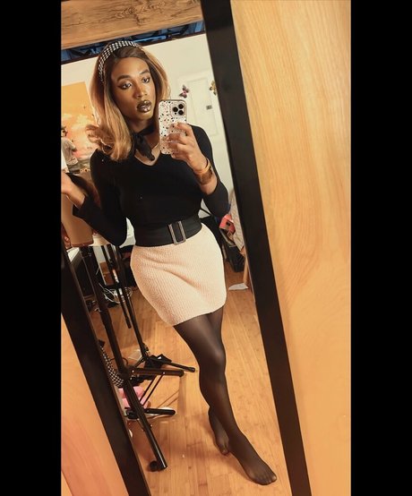 Itsvaleriemay model art galleries