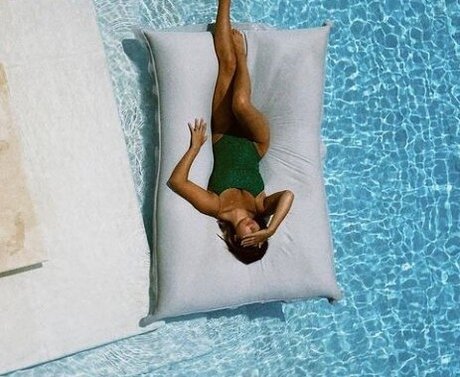 Lola Consuelos porn model gallery