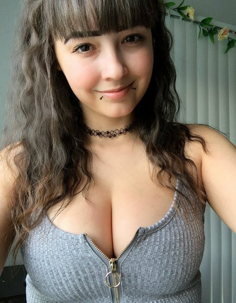 Beeyawnka erotic model img