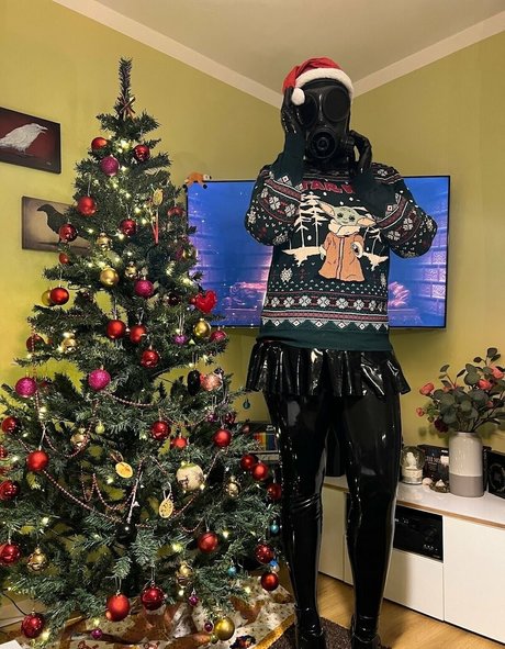 heavyrubberette free naked model galleries