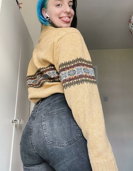 Phoebe mae beautiful model pictures