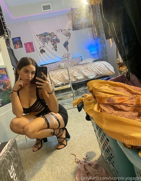 scorpioyogagirl Quick model image